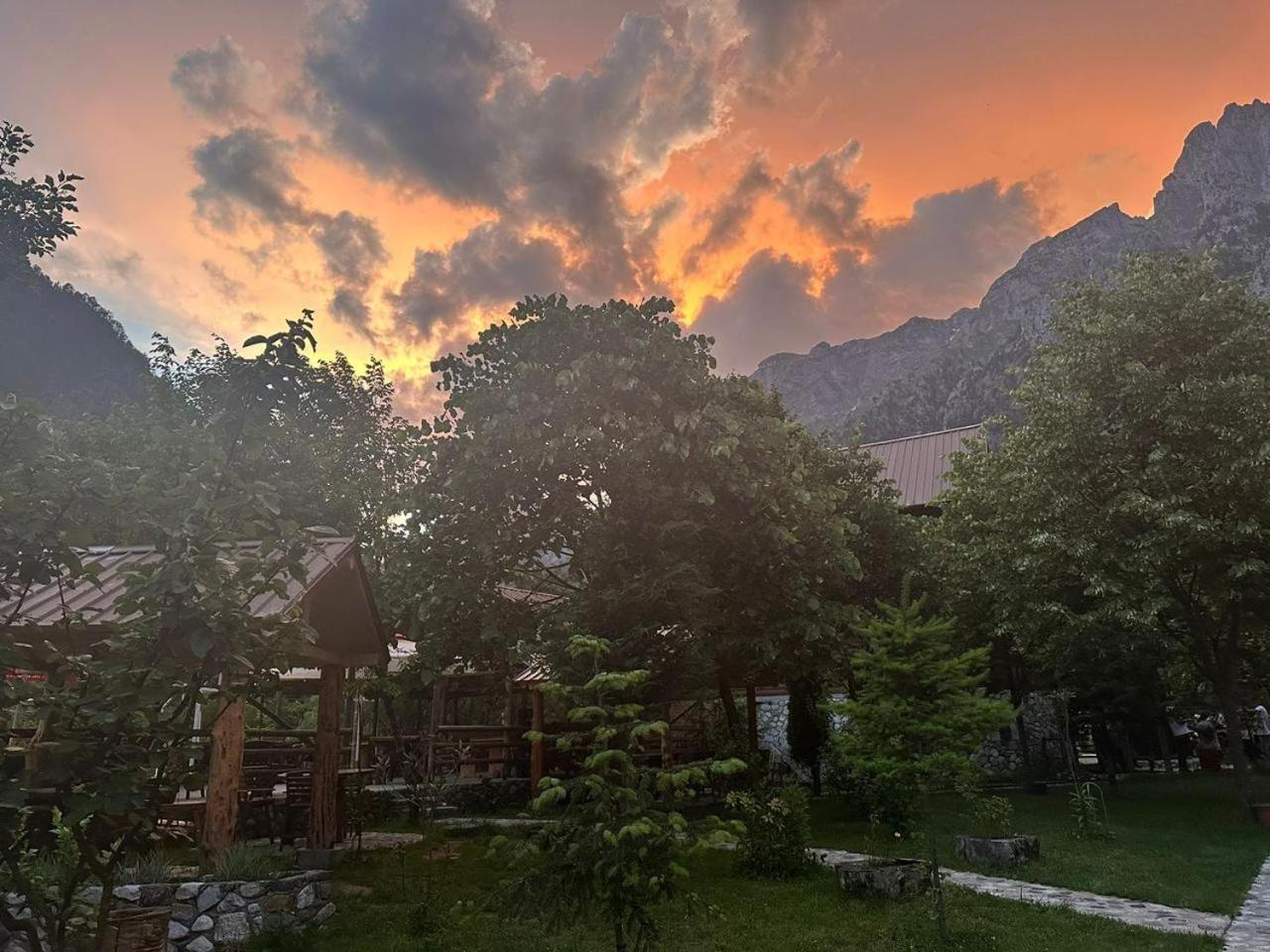 Valbona Relax Hotel ภายนอก รูปภาพ