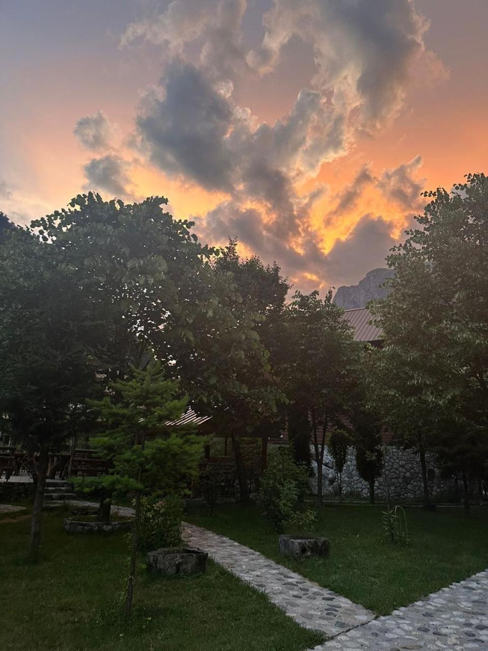 Valbona Relax Hotel ภายนอก รูปภาพ